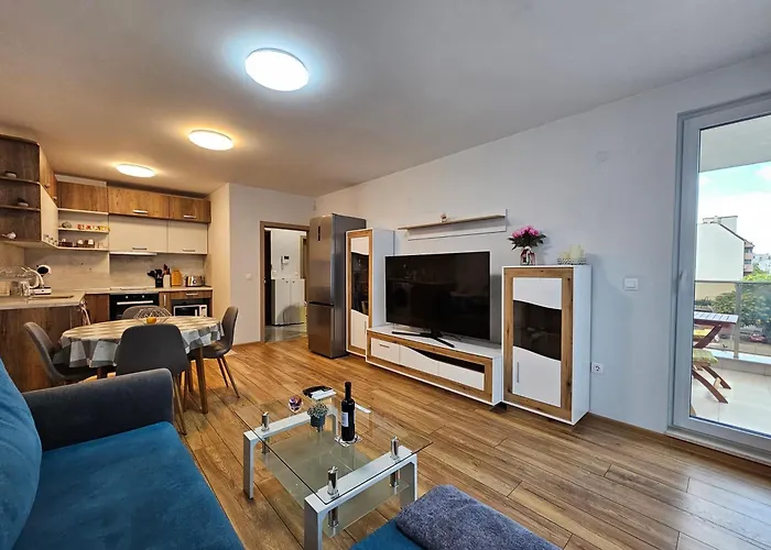 Brand New Apartment With Free Parking Near City Center