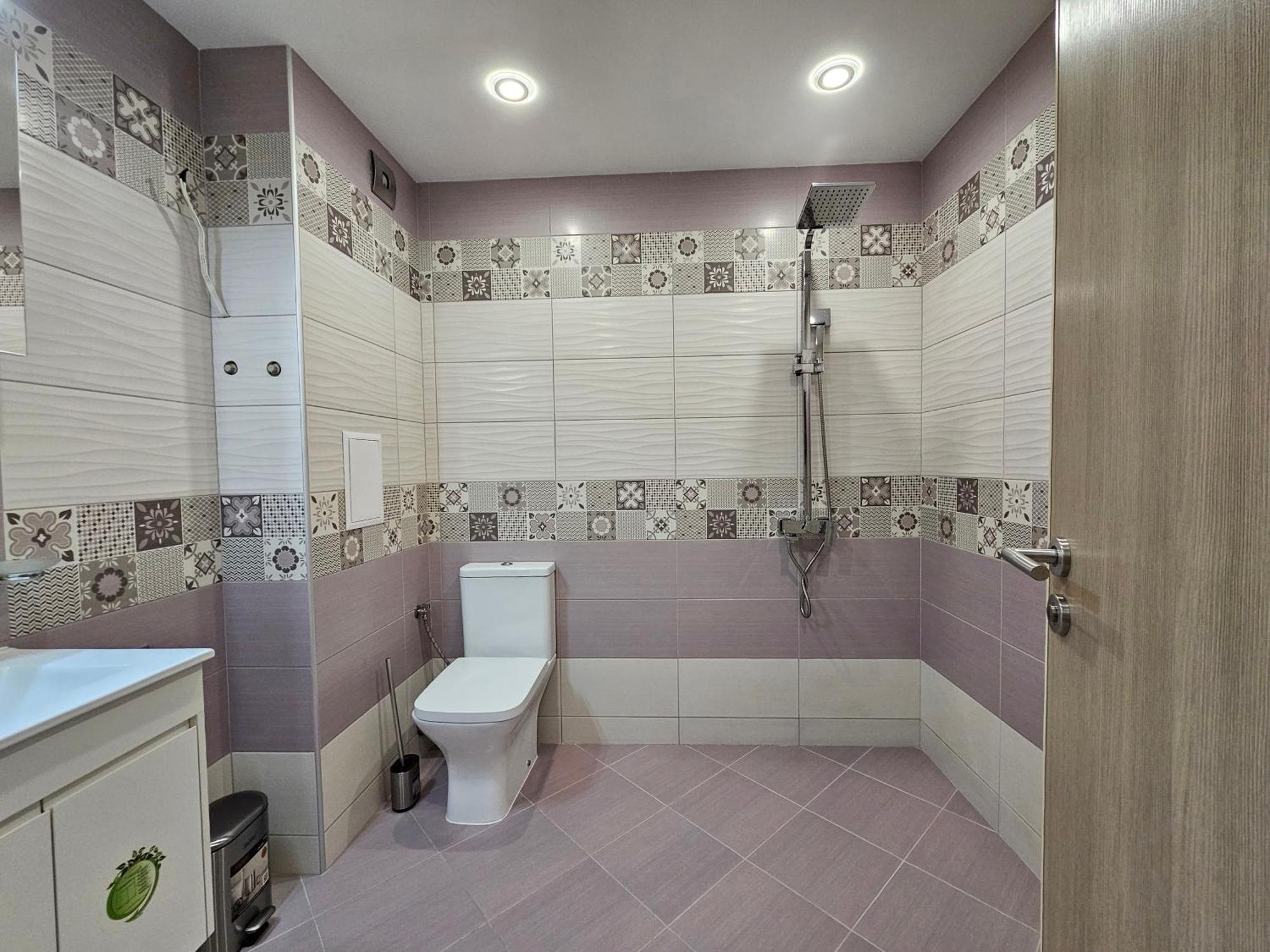 Brand New With Free Parking Near Center דירה