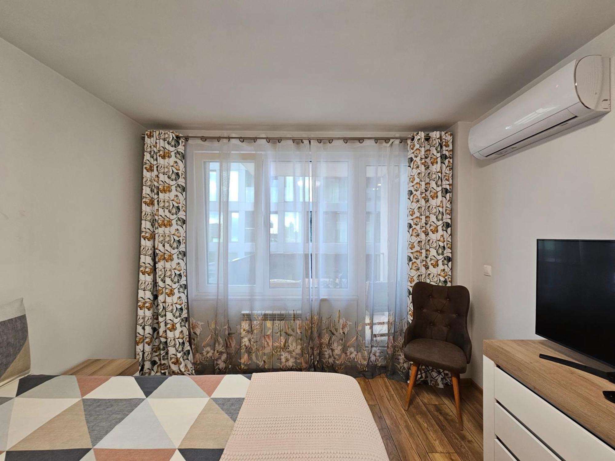 Brand New With Free Parking Near Center *