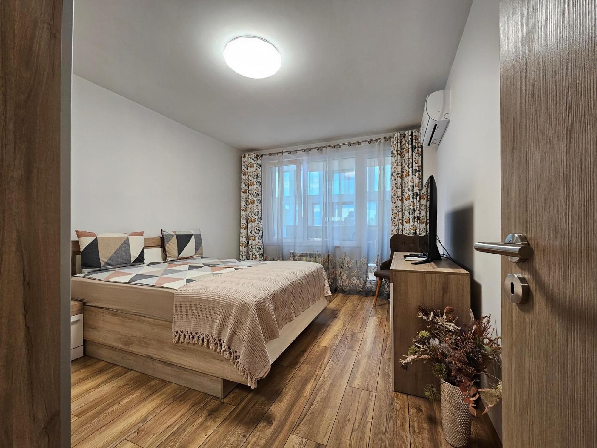 דירה Brand New With Free Parking Near Center