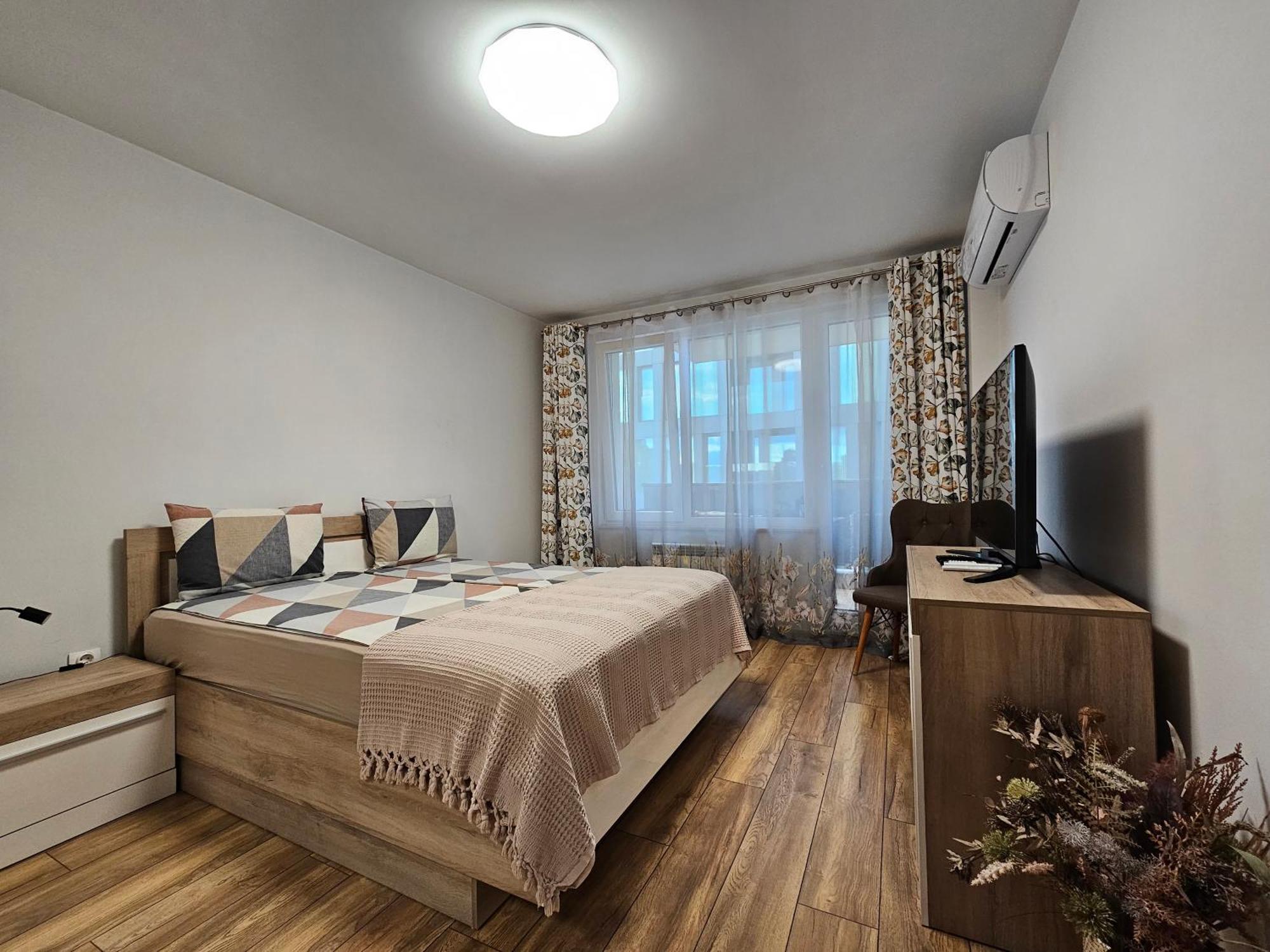 Brand New With Free Parking Near Center דירה *