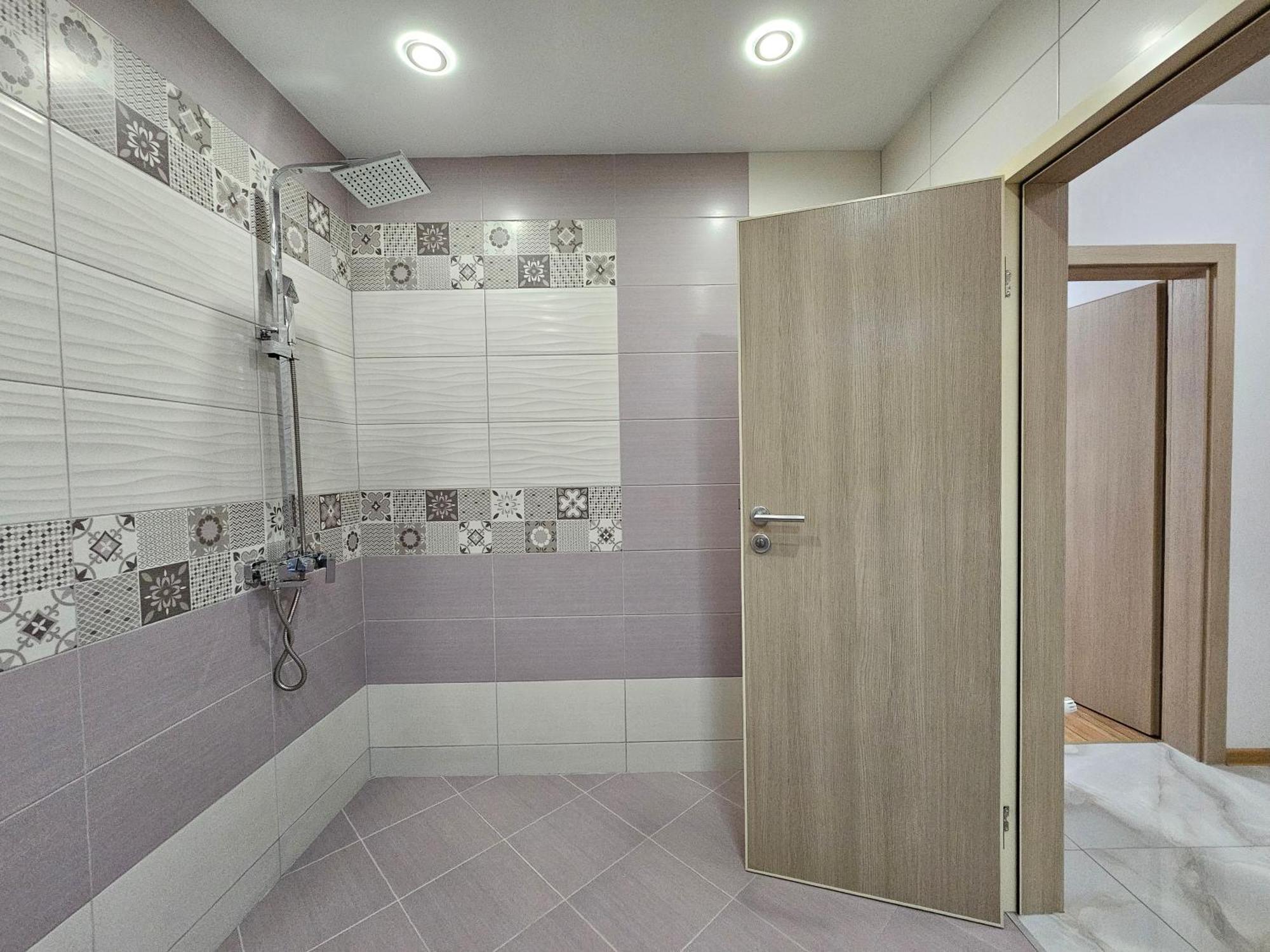 Brand New With Free Parking Near Center *