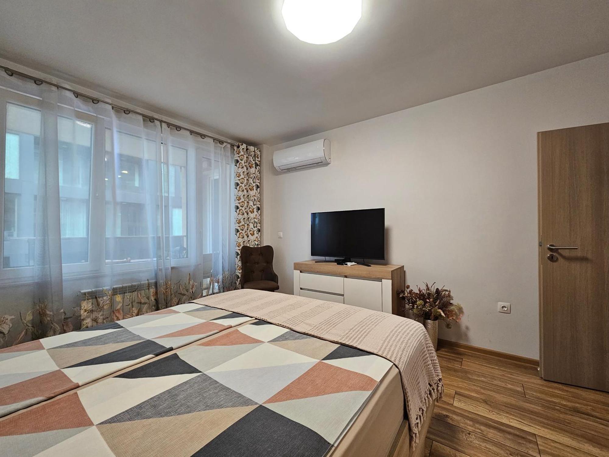 דירה Brand New With Free Parking Near Center *