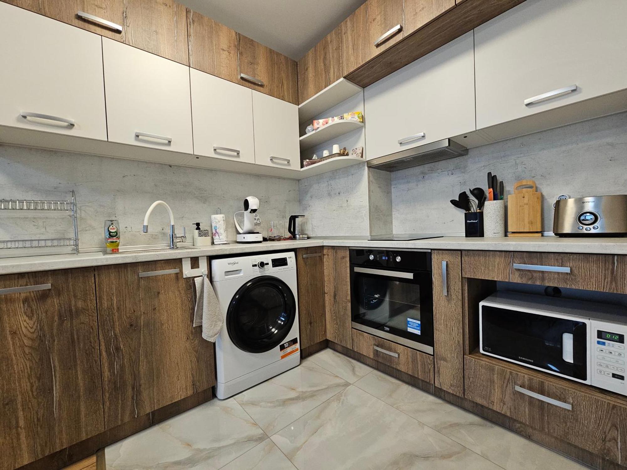 Brand New With Free Parking Near Center דירה *